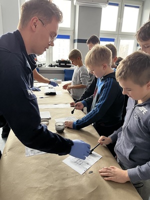 Dzieci i młodzież podczas spotkania z policjantami.