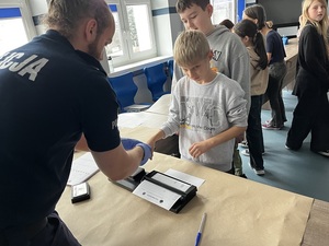 Dzieci i młodzież podczas spotkania z policjantami.