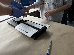 Dzieci i młodzież podczas spotkania z policjantami.