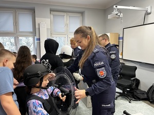 Dzieci i młodzież podczas spotkania z policjantami.
