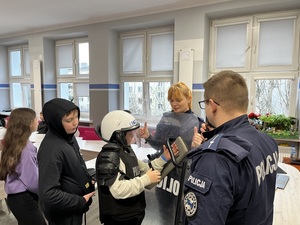Dzieci i młodzież podczas spotkania z policjantami.