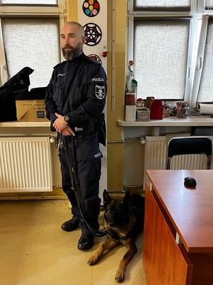 Dzieci i młodzież podczas spotkania z policjantami.