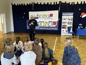 Dzieci i młodzież podczas spotkania z policjantami.