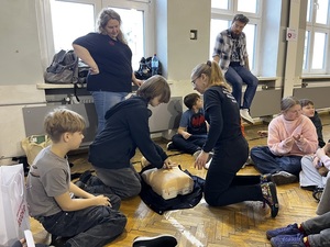 Dzieci i młodzież podczas spotkania z policjantami.