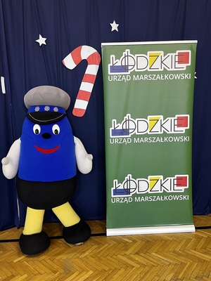 Komisarz Błysk i roll-up Urzędu Marszałkowskiego.