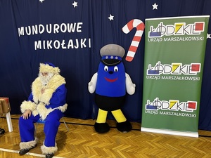 Komisarz Błysk i roll-up Urzędu Marszałkowskiego.