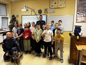 Dzieci i młodzież podczas spotkania z policjantami.