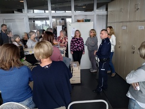 Policjant i pracownicy UŁ w trakcie szkolenia.