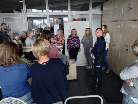 Policjant i pracownicy UŁ w trakcie szkolenia.