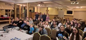 Grupa młodzieży wraz z policjantem.