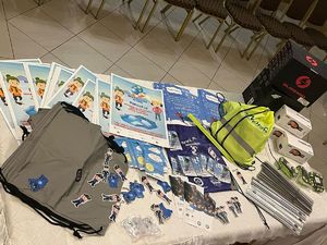 Na stole leżą gadżety profilaktyczne.