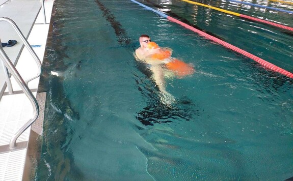 Policjant szkolący się w basenie.