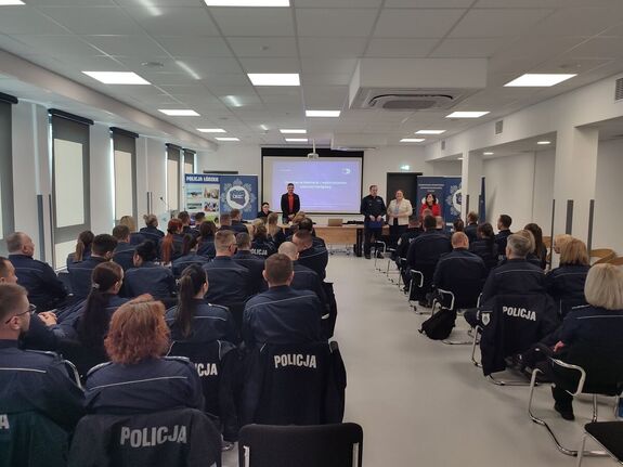 Grupa umundurowanych policjantów.