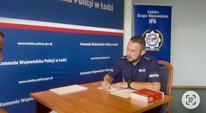 Funkcjonariusz podczas symulacji przyjęcia interesanta za zawodach.