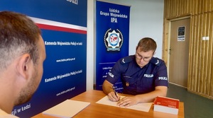 Funkcjonariusz podczas symulacji przyjęcia interesanta za zawodach.