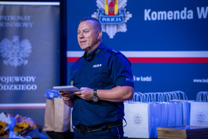 Policjant prowadzący galę.