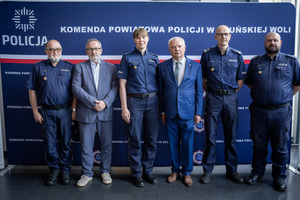 Policjanci wraz z samorządowcami.