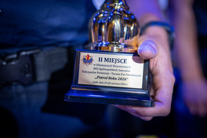 Policjant trzyma puchar.