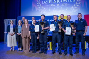 Policjanci którzy wygrali wraz z Zastępcą Komendanta, Panią Marszałek oraz przedstawicielstwami samorządu.