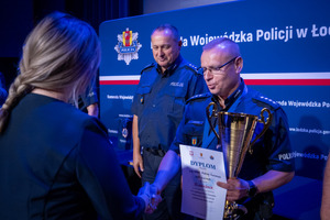 Przedstawiciel wojewody składa gratulację.