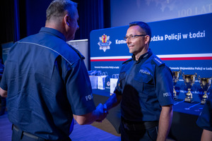 Komendant gratuluje policjantowi.
