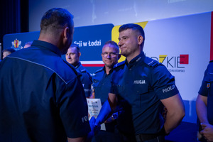 Komendant składa gratulację.