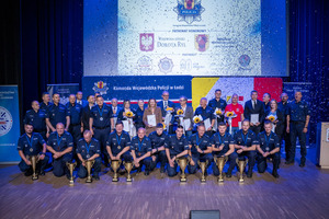 Policjanci którzy wygrali wraz z Zastępcą Komendanta, Panią Marszałek oraz przedstawicielstwami samorządu.