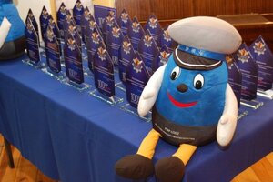 pamiątkowe statuetki i mała maskotka Komisarz Błysk