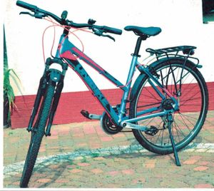 Skradziony rower koloru szarego z pomarańczowymi wstawkami i linkami