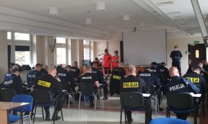 Policjanci w trakcie egzaminu teoretycznego z kwalifikowanej pierwszej pomocy.