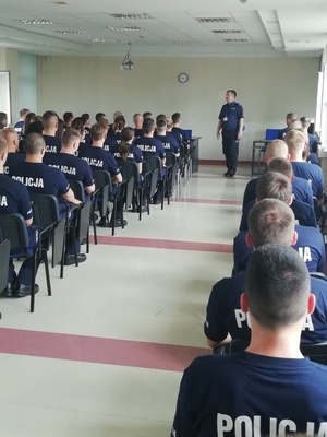 Słuchacze szkolenia zawodowego podstawowego SZP-5/22 w trakcie uroczystego rozpoczęcia szkolenia na auli Ośrodka.