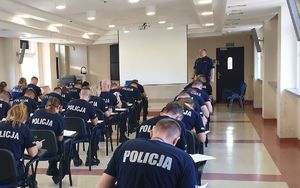 Policjanci w czasie egzaminu końcowego na auli.