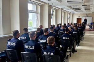 Policjanci na sali wykładowej podczas zajęć.