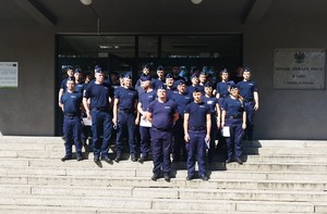 Policjanci w mundurach pozują do zdjęcia.
