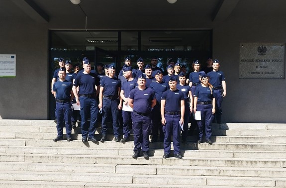 Policjanci w mundurach pozują do zdjęcia.