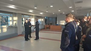 Policjanci podczas uroczystej zbiórki kończącej szkolenie.