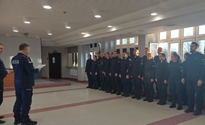 Policjanci podczas uroczystej zbiórki kończącej szkolenie.