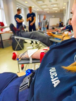 Policjantka oddaje krew.