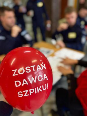 Czerwony balon z napisem zostań dawca szpiku.