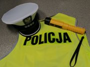 kamizelka odblaskowa z napisem policja i policyjna czapka
