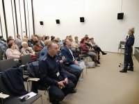policjantka w trakcie przemówienia podczas spotkania z seniorami