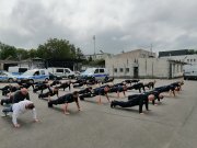 policjanci podczas wykonywania zadania w akcji #GASZYNCHALLENGE