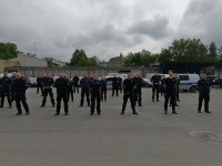 policjanci zgromadzeni na placu piotrkowskiej komendy przed przystąpieniem do ćwiczeń w ramach akcji #GASZYNCHALLENGE