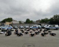 policjanci robią pompki dla chorego Wojtusia