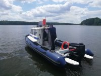 policyjna łódź motorowa na wodach zalewu