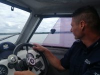 policjant w łodzi motorowej patroluje wody zalewu