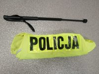 pałka teleskopowa znaleziona przez policjantów w trakcie przeszukania