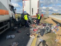 policjanci Wydziału Ruchu Drogowego przeprowadzający czynności przy pojeździe skoda,