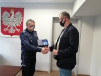 Komendant Miejski Policji w Piotrkowie Trybunalskim wręcza statuetkę policjantowi przekazaną przez Polską Izbę Ubezpieczeniową