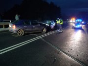 policjanci wykonujący oględziny miejsca wypadku drogowego w Cekanowie.